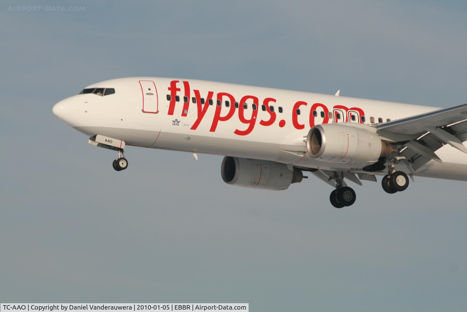 TC-AAO, 2000 Boeing 737-86N C/N 28619, Arrival of flight H9 801 to RWY 25L