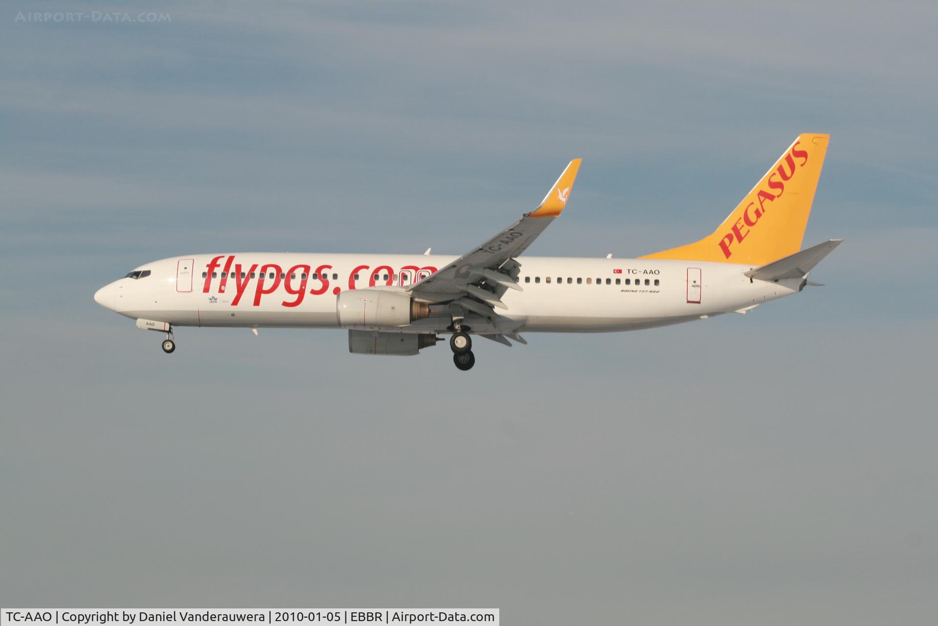 TC-AAO, 2000 Boeing 737-86N C/N 28619, Flight H9 801 is descending to RWY 25L