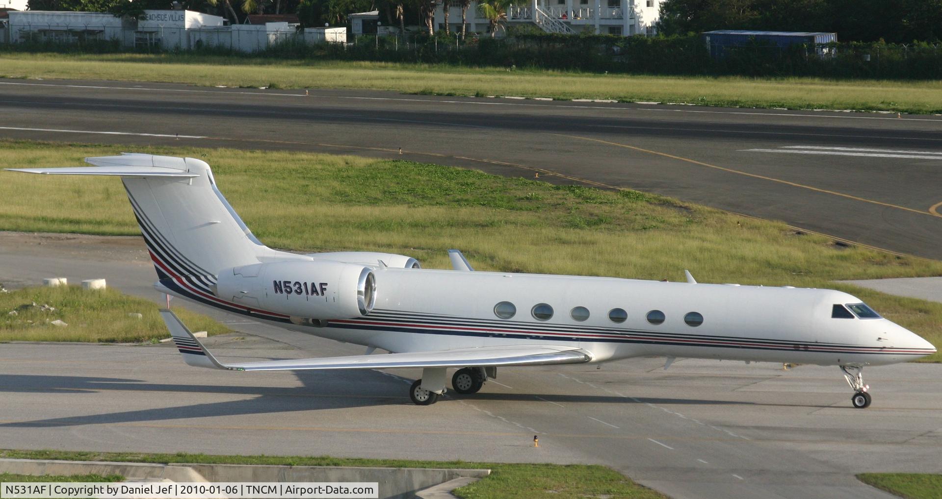 N531AF, 1997 Gulfstream Aerospace G-V C/N 531, N531AF taxing on the bypass for the holding point alpha