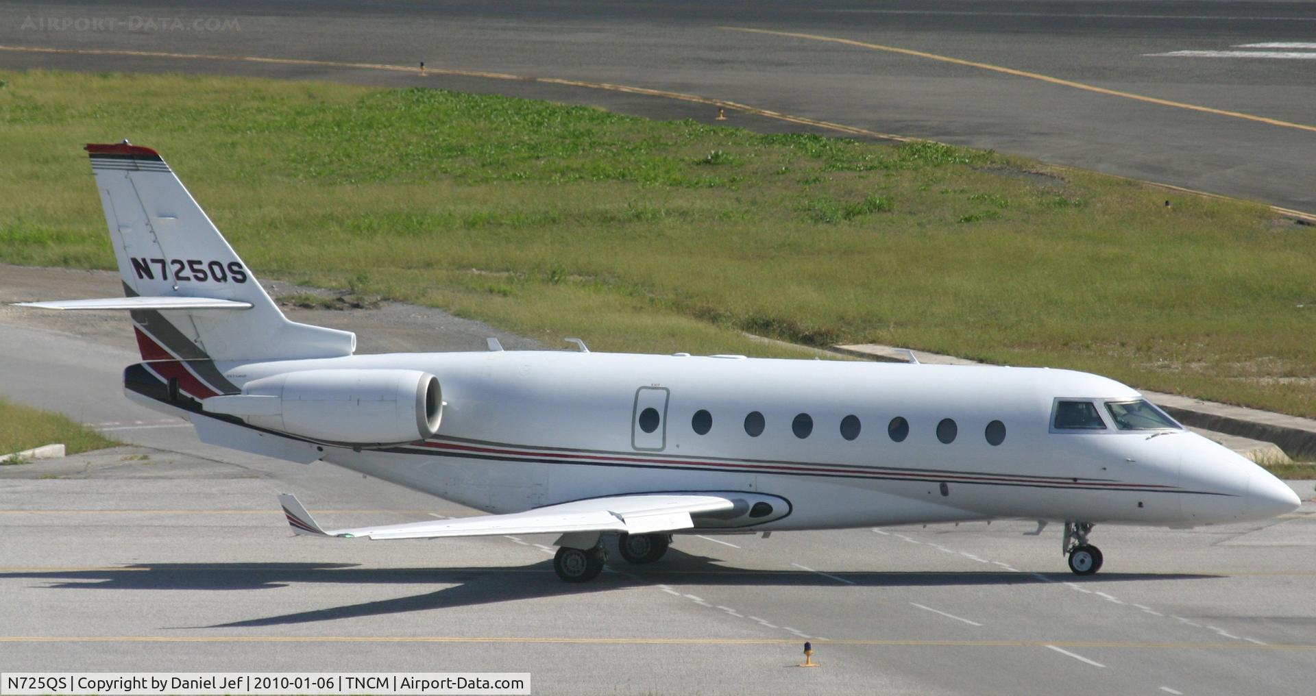 N725QS, 2004 Israel Aircraft Industries Gulfstream 200 C/N 105, N725QS taxing on the bypass for the holding point alpha for take off