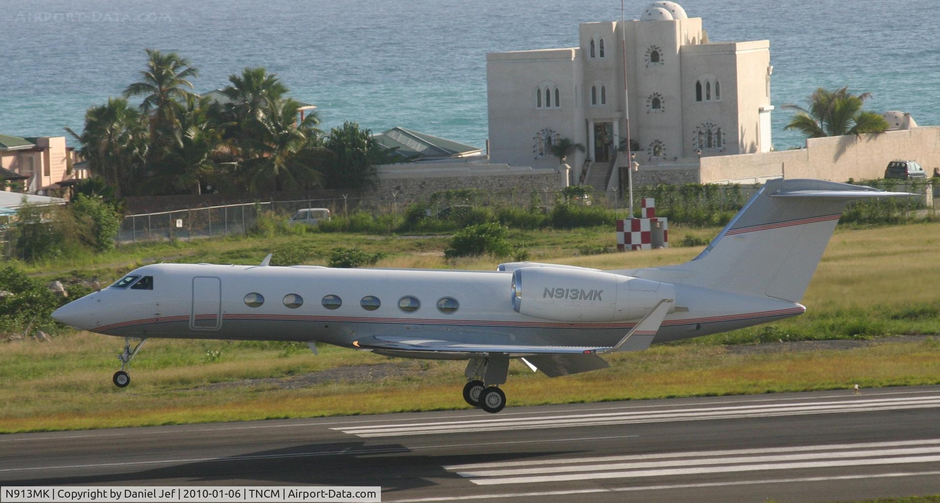 N913MK, 2007 Gulfstream Aerospace GIV-X (G450) C/N 4075, N913MK landing at TNCM