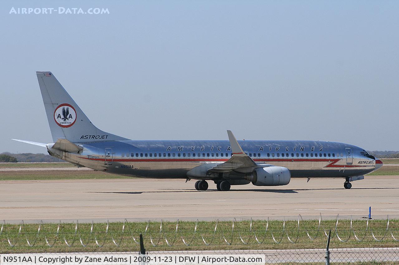 N951AA, 2000 Boeing 737-823 C/N 29538, American Airlines at DFW