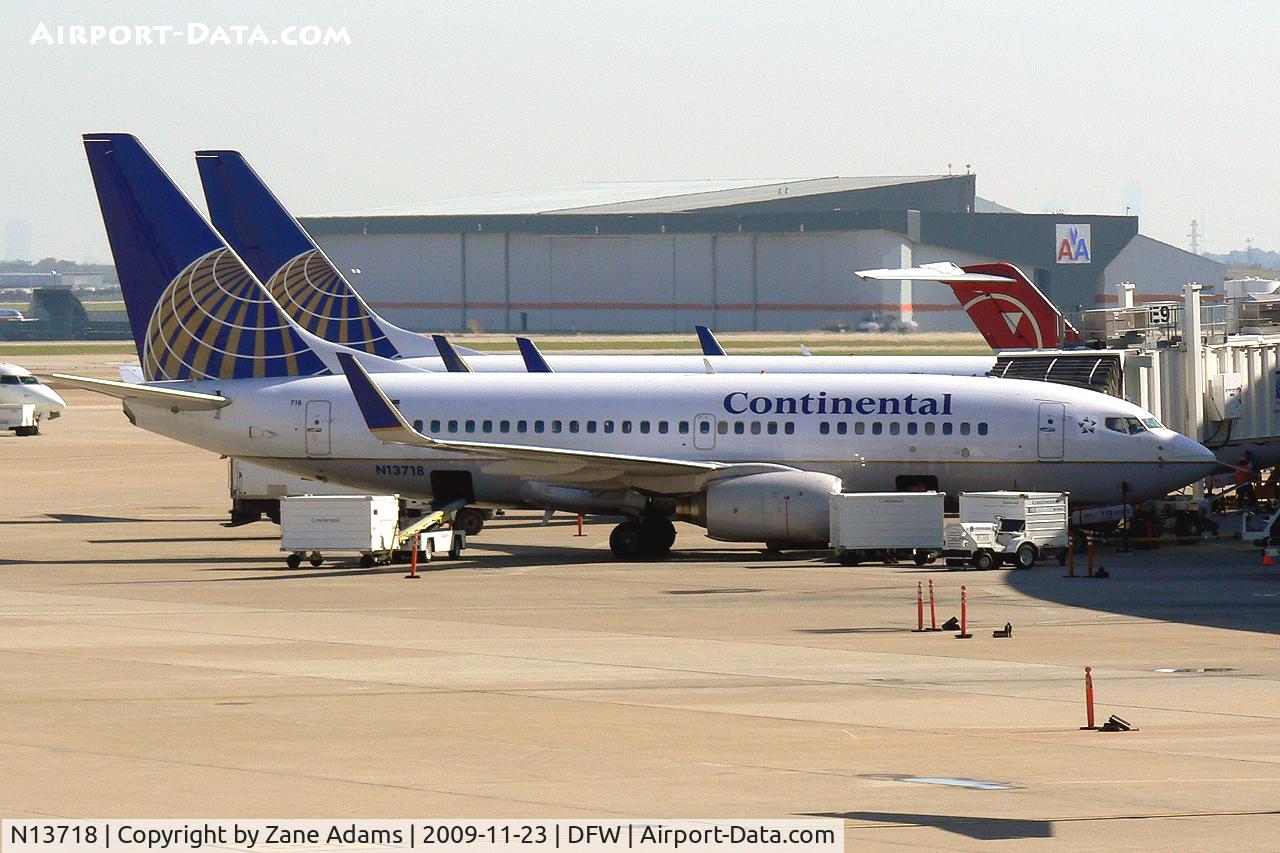 N13718, 1999 Boeing 737-724 C/N 28937, Continental Airlines at DFW