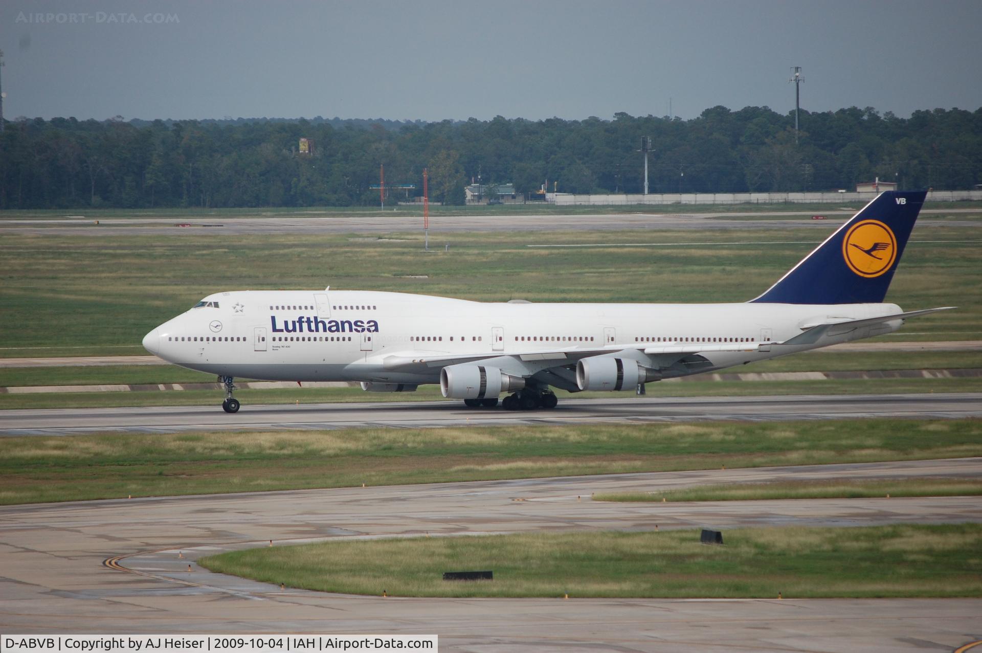 D-ABVB, 1988 Boeing 747-430 C/N 23817, D-ABVB touchdown roll rwy 26L