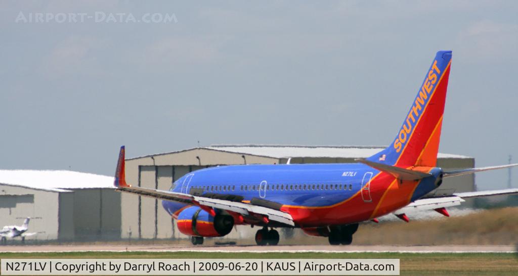 N271LV, 1998 Boeing 737-705 C/N 29090, SWA sets reverse thrust on 17L.