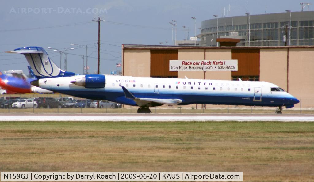 N159GJ, 2005 Bombardier CRJ-702 (CL-600-2C10) Regional Jet C/N 10238, GJS/UALX taxis to 17L.