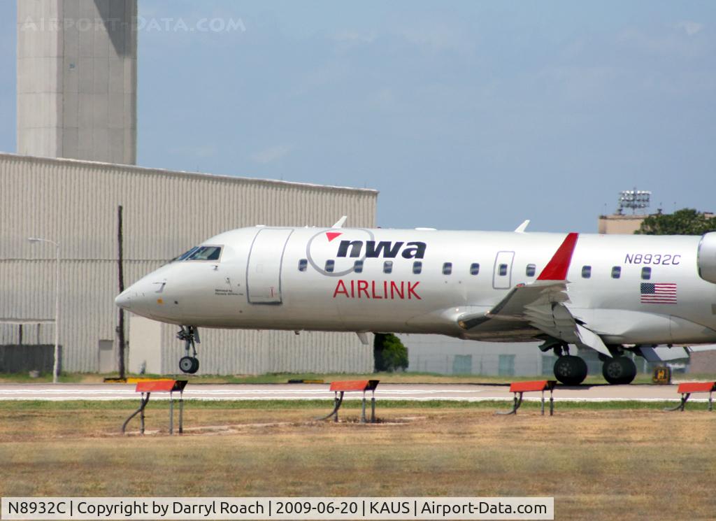 N8932C, 2004 Bombardier CRJ-200 (CL-600-2B19) C/N 7932, NWAX touches down on 17L.