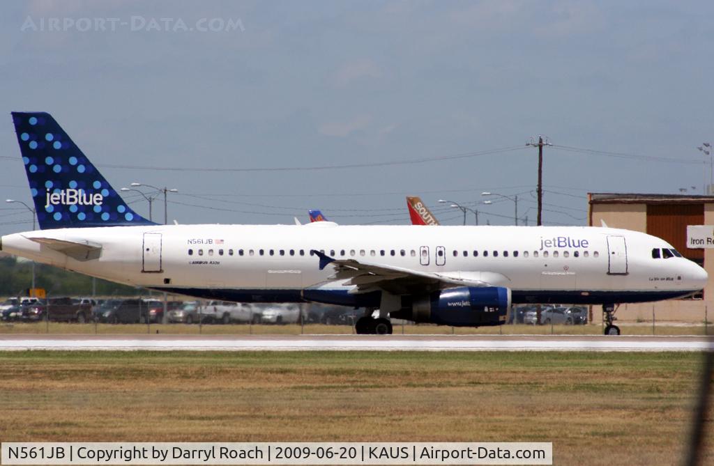 N561JB, 2003 Airbus A320-232 C/N 1927, JBU taxis to 17L.