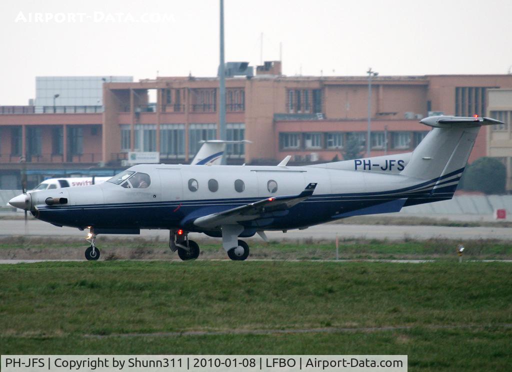 PH-JFS, 2002 Pilatus PC-12/45 C/N 477, Lining up rwy 32R for departure...