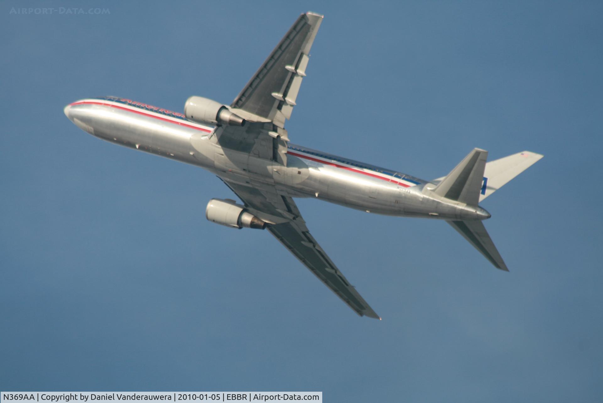 N369AA, 1992 Boeing 767-323 C/N 25196, taking off from RWY 25R