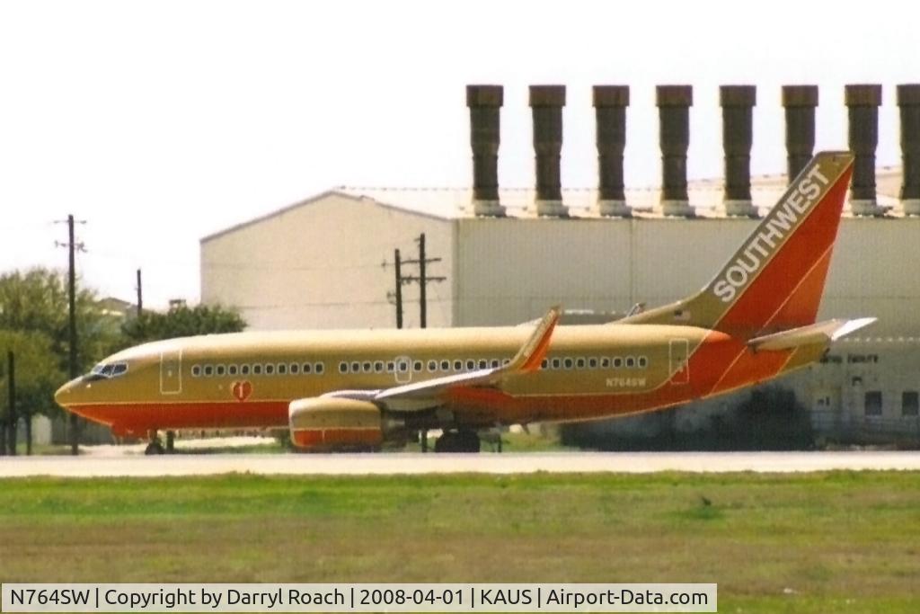 N764SW, 2000 Boeing 737-7H4 C/N 27878, SWA 73G still in old colors taxis to 35R.