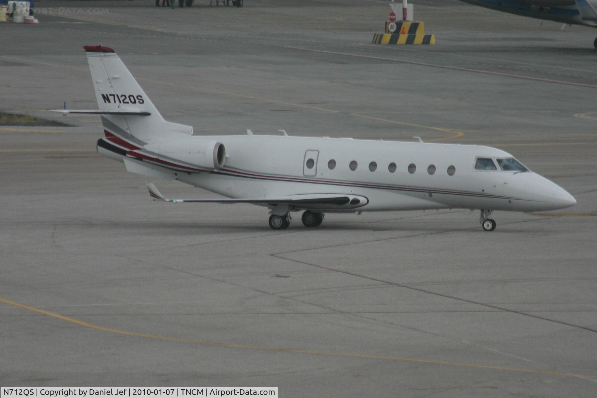 N712QS, 2002 Israel Aircraft Industries Gulfstream 200 C/N 073, N712QS taxing to parking on the main ramp