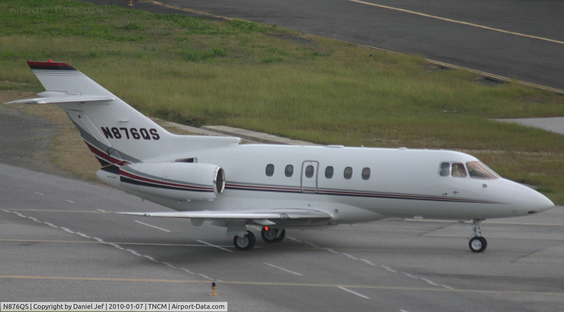 N876QS, 2002 Raytheon Hawker 800XP C/N 258586, N876QS taxing for take off