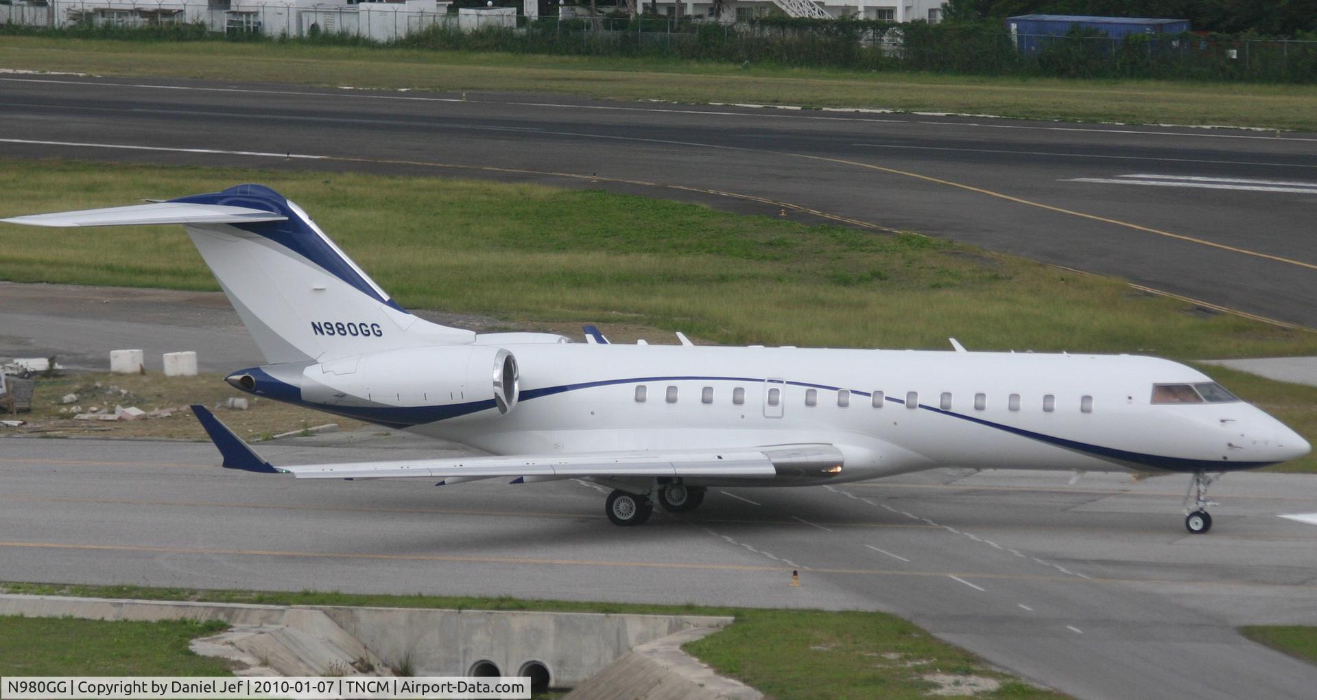 N980GG, 1999 Bombardier BD-700-1A10 Global Express C/N 9009, N980GG taxing to the active for take off