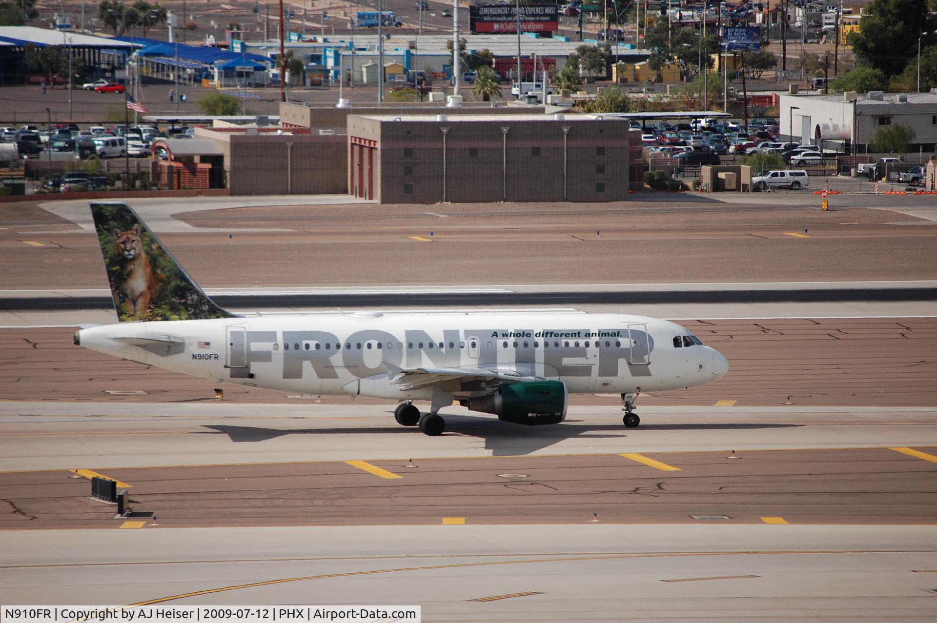 N910FR, 2002 Airbus A319-112 C/N 1781, N910FR taxiing down Bravo