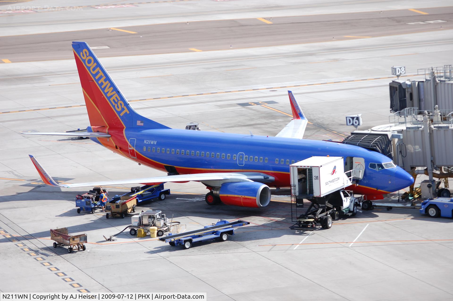 N211WN, 2005 Boeing 737-7H4 C/N 34163, N211WN at gate D6