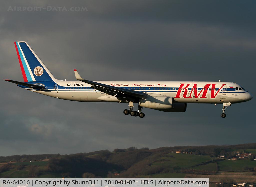 RA-64016, 1995 Tupolev Tu-204-100 C/N 1450742364016, Landing rwy 09