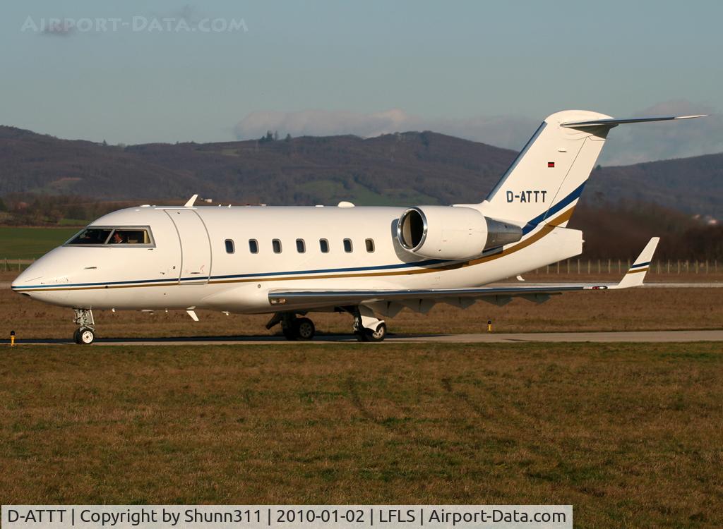 D-ATTT, 2005 Bombardier Challenger 604 (CL-600-2B16) C/N 5609, Lining up rwy 09 for depature...