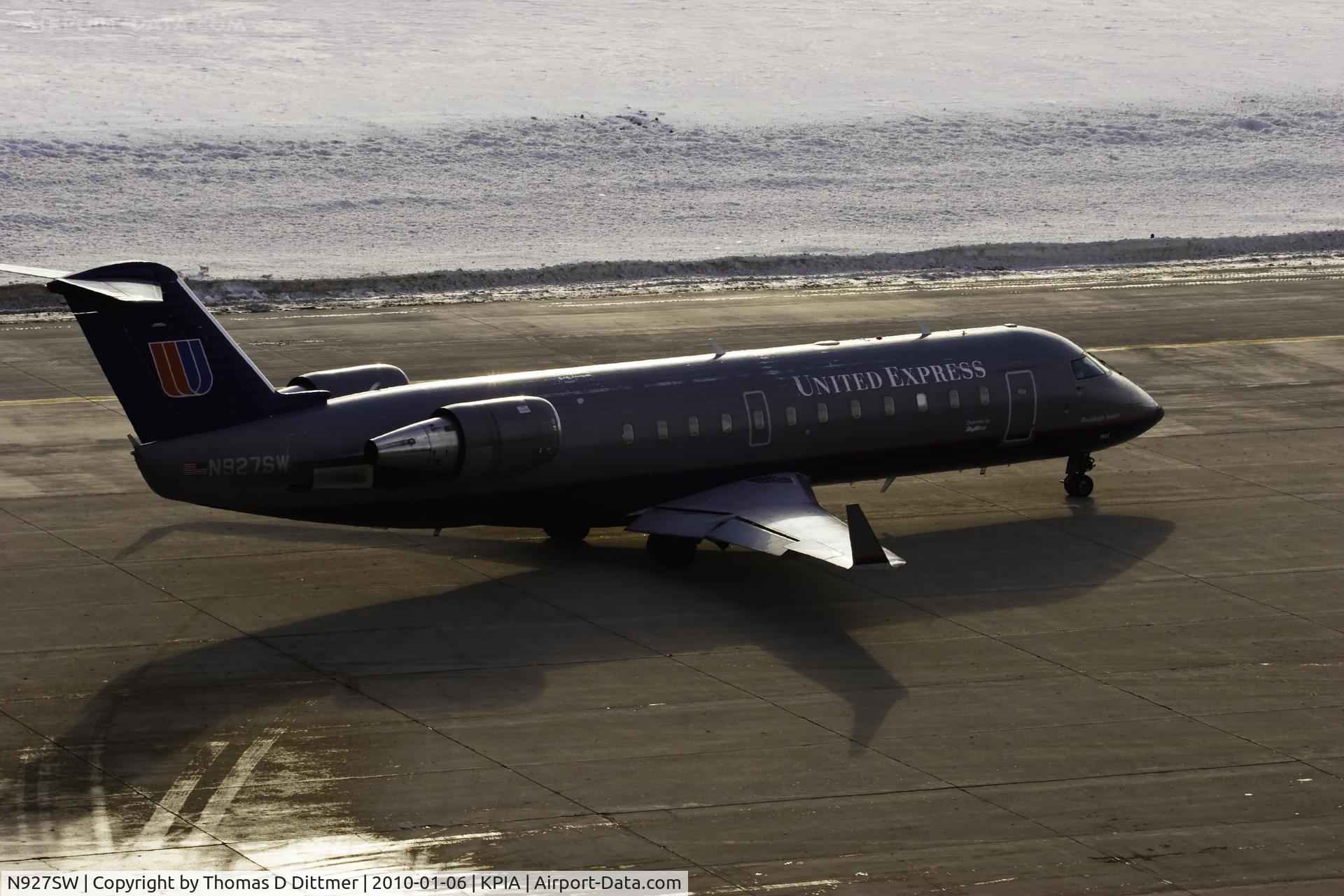 N927SW, 2002 Bombardier CRJ-200ER (CL-600-2B19) C/N 7693, United Express (N927SW) leaves the gate