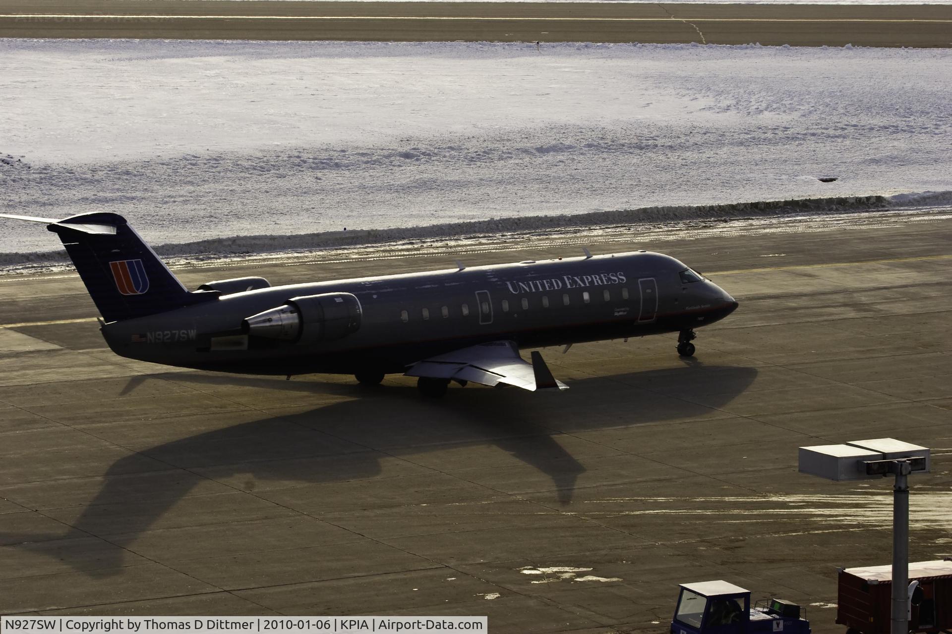 N927SW, 2002 Bombardier CRJ-200ER (CL-600-2B19) C/N 7693, United Express (N927SW) ready to join taxiway Echo