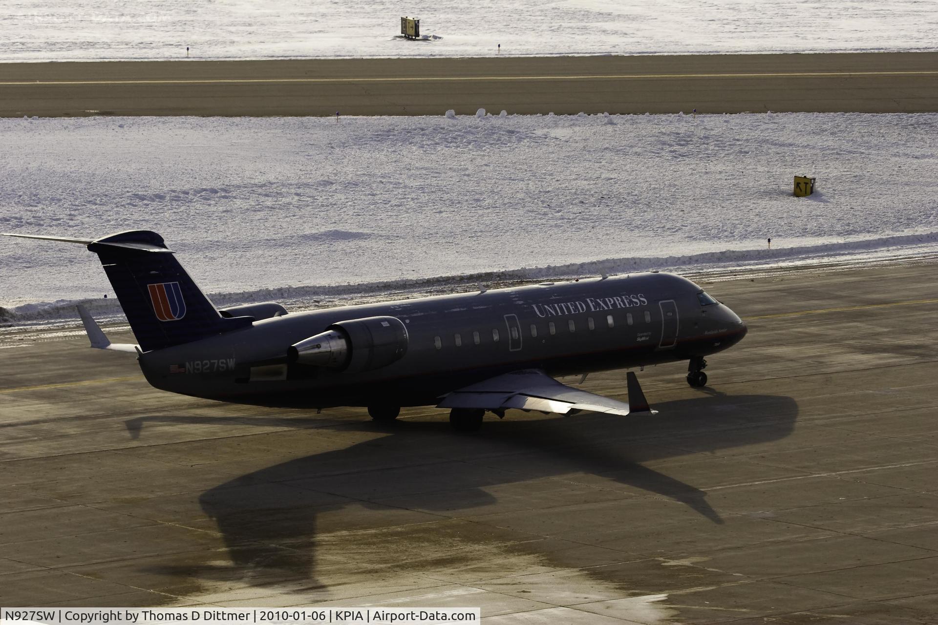 N927SW, 2002 Bombardier CRJ-200ER (CL-600-2B19) C/N 7693, United Express (N927SW) short of taxiway Tango