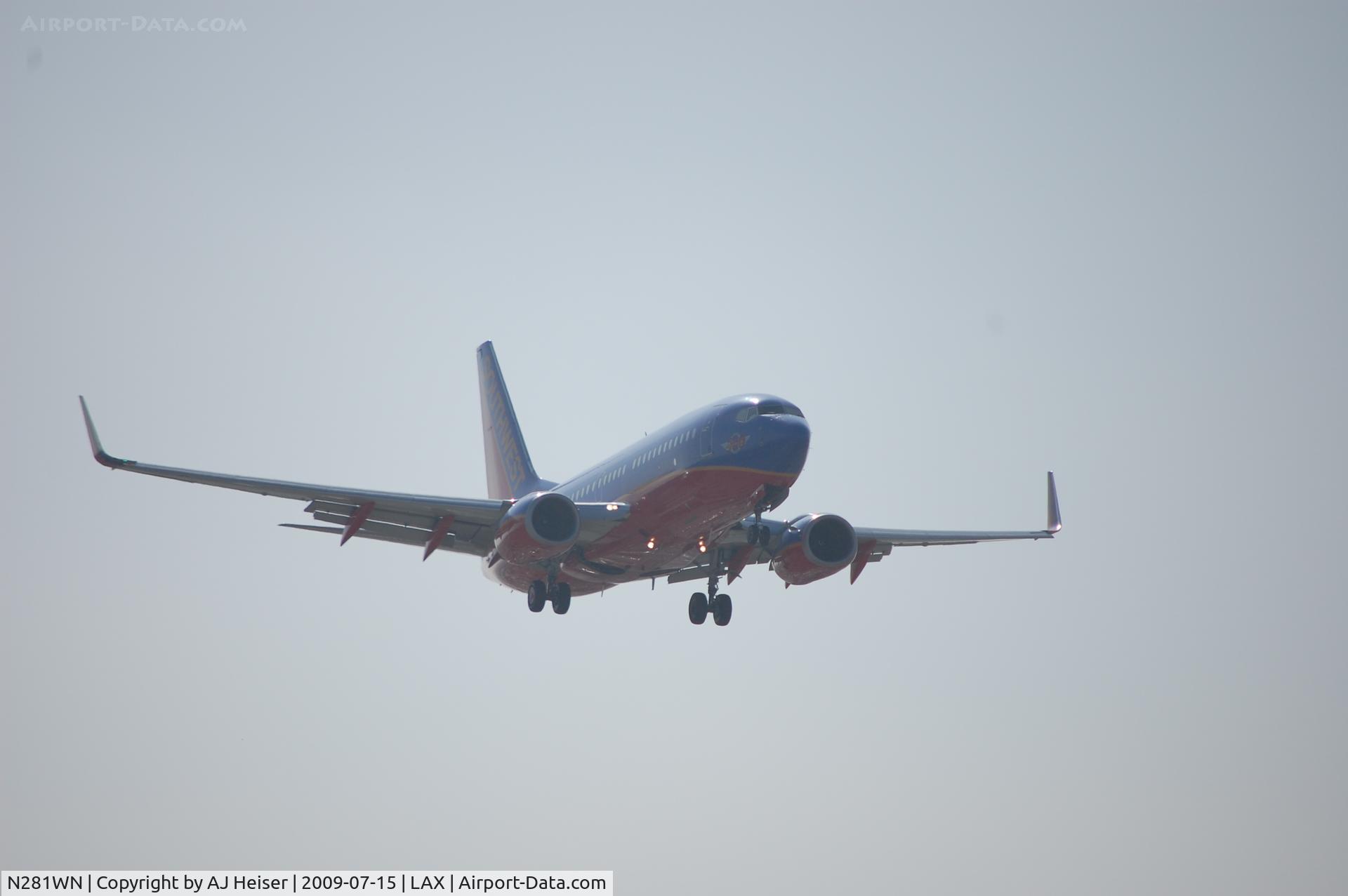 N281WN, 2007 Boeing 737-7H4 C/N 36528, N281WN short final rwy 24R