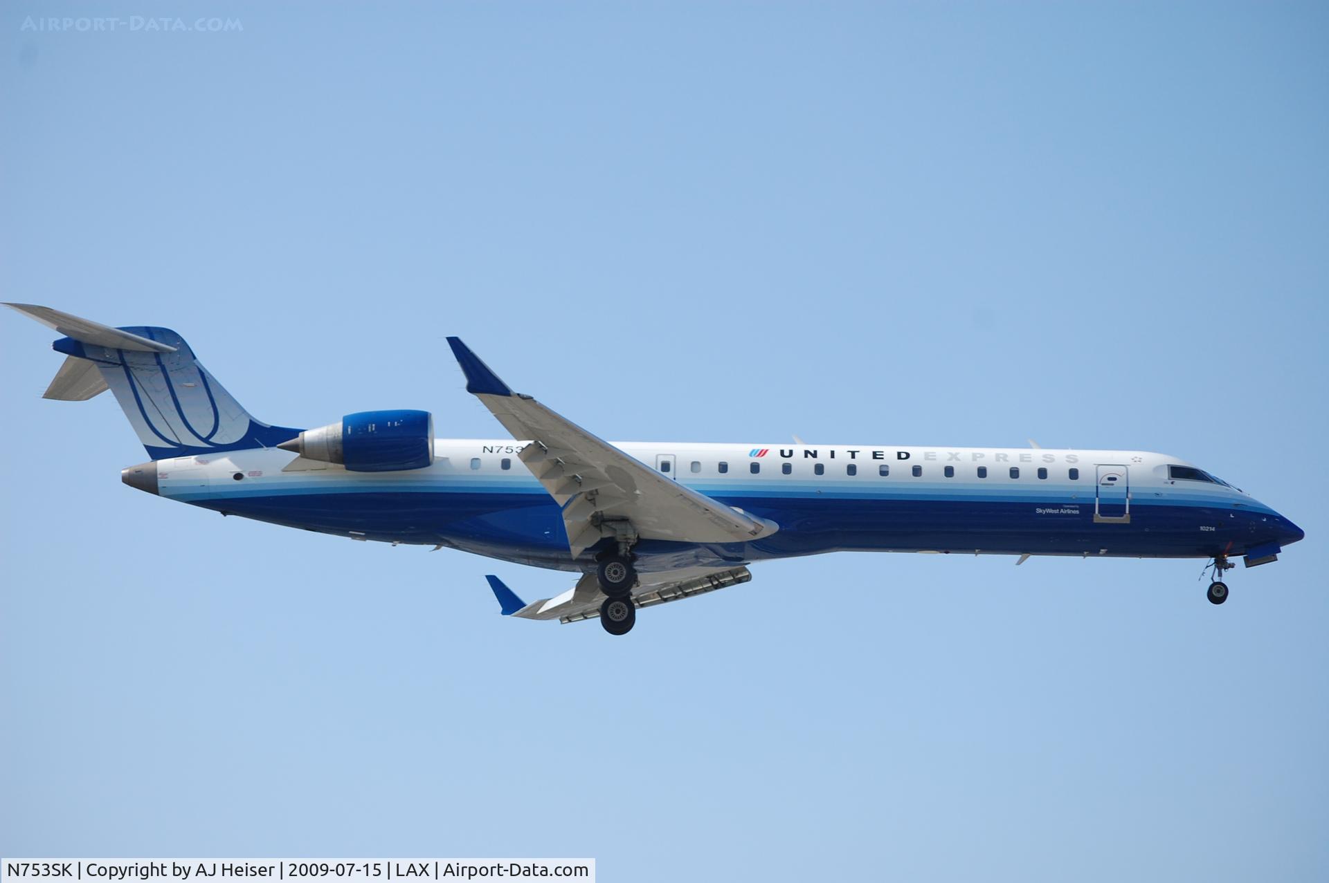 N753SK, 2005 Bombardier CRJ-701ER (CL-600-2C10) Regional Jet C/N 10214, N753SK short final rwy 24R