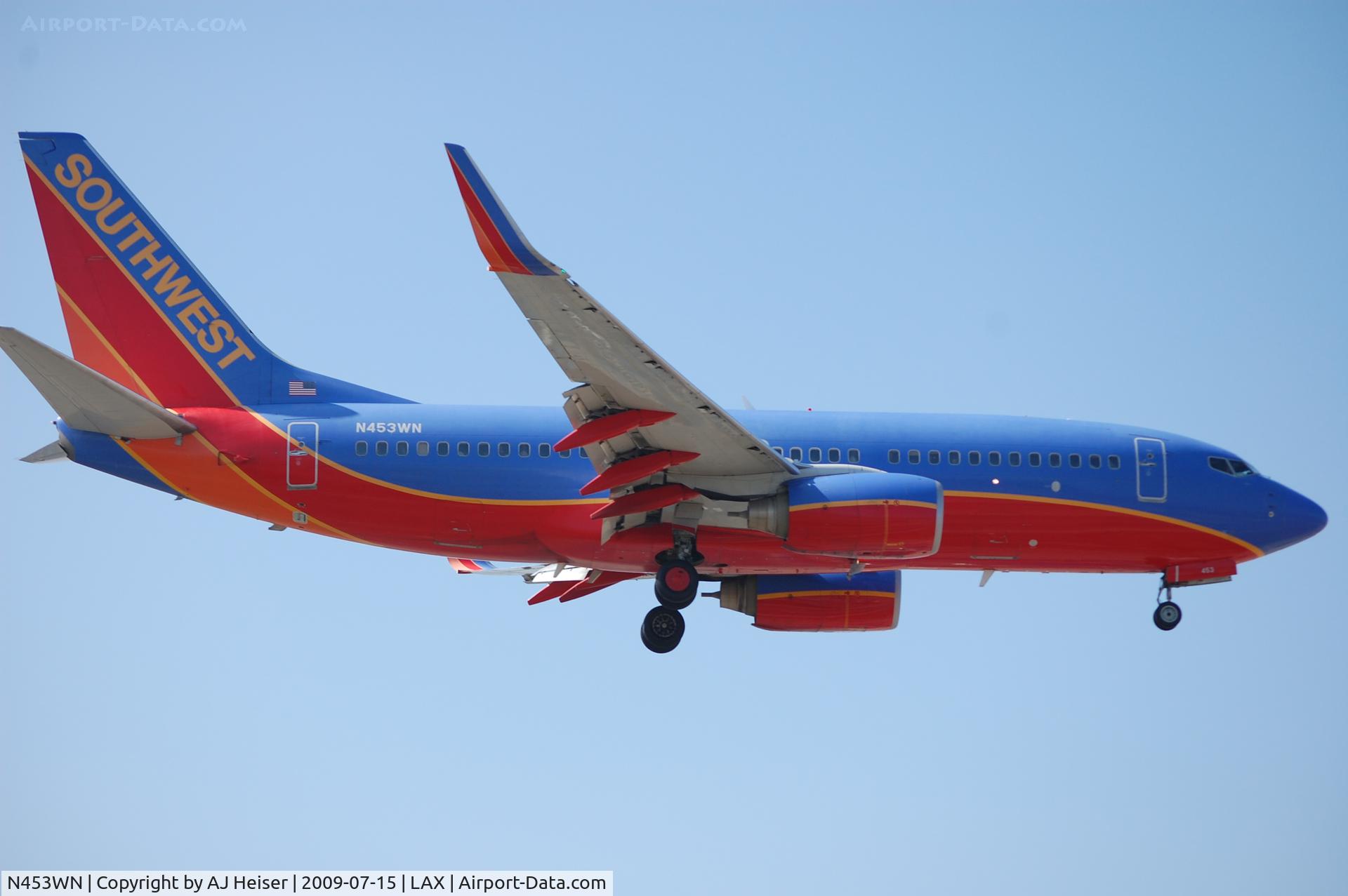 N453WN, 2004 Boeing 737-7H4 C/N 29847, N453WN short final rwy 24R