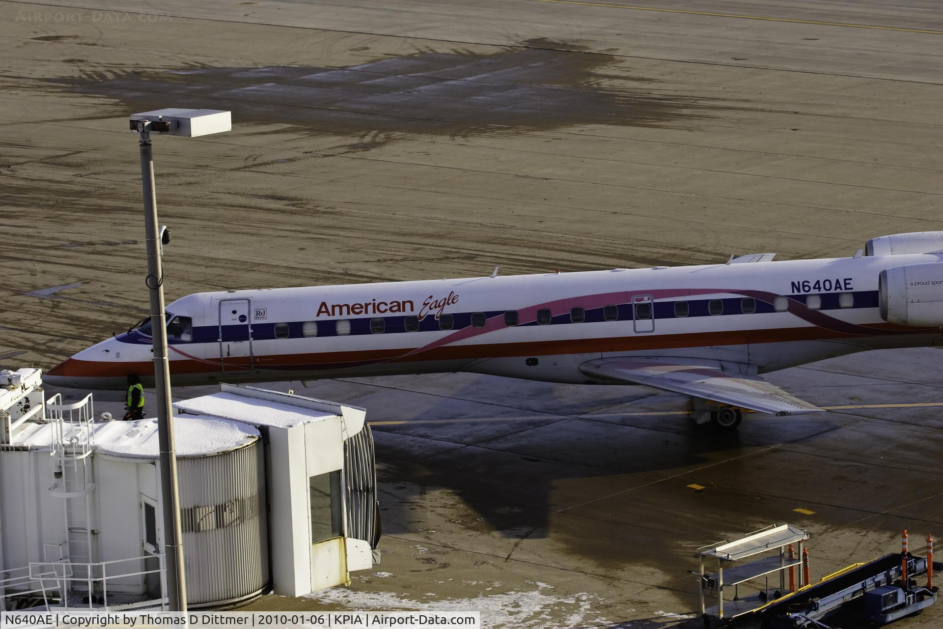 N640AE, 1999 Embraer ERJ-145LR (EMB-145LR) C/N 145183, American Eagle (N640AE) at the gate