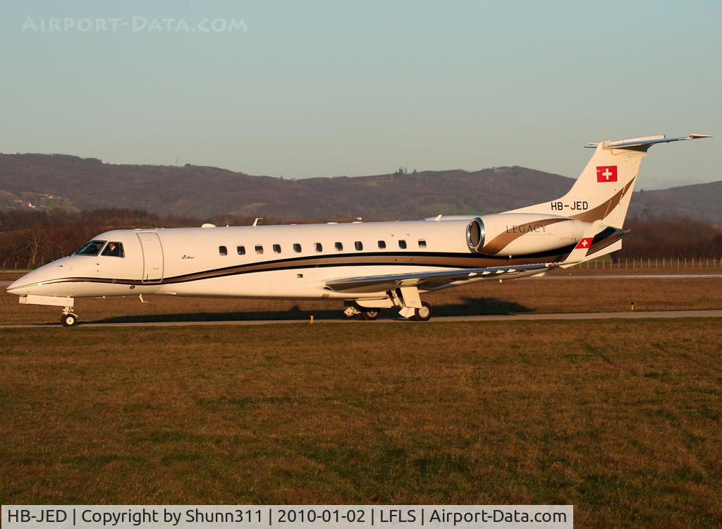 HB-JED, 2003 Embraer EMB-135BJ Legacy C/N 14500644, Lining up rwy 09 for departure...