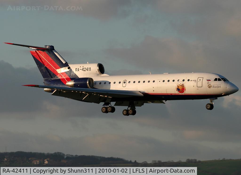 RA-42411, 1992 Yakovlev Yak-42D C/N 4520421219043, Landing rwy 09 with english titles...