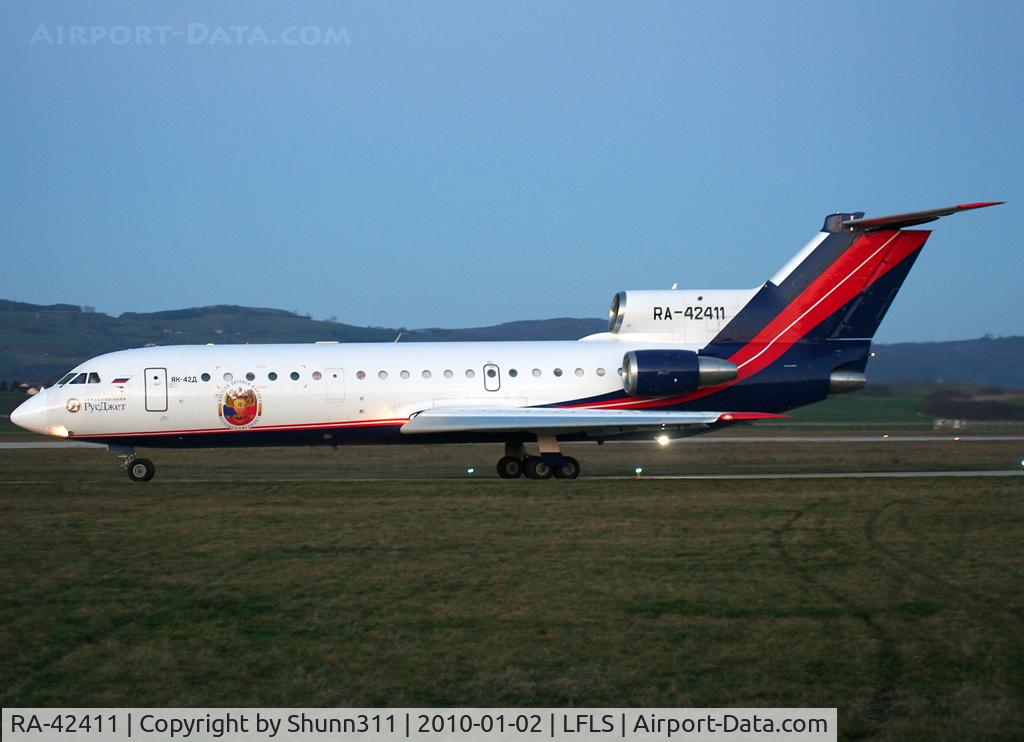 RA-42411, 1992 Yakovlev Yak-42D C/N 4520421219043, Lining up rwy 09 with cyrillic titles...