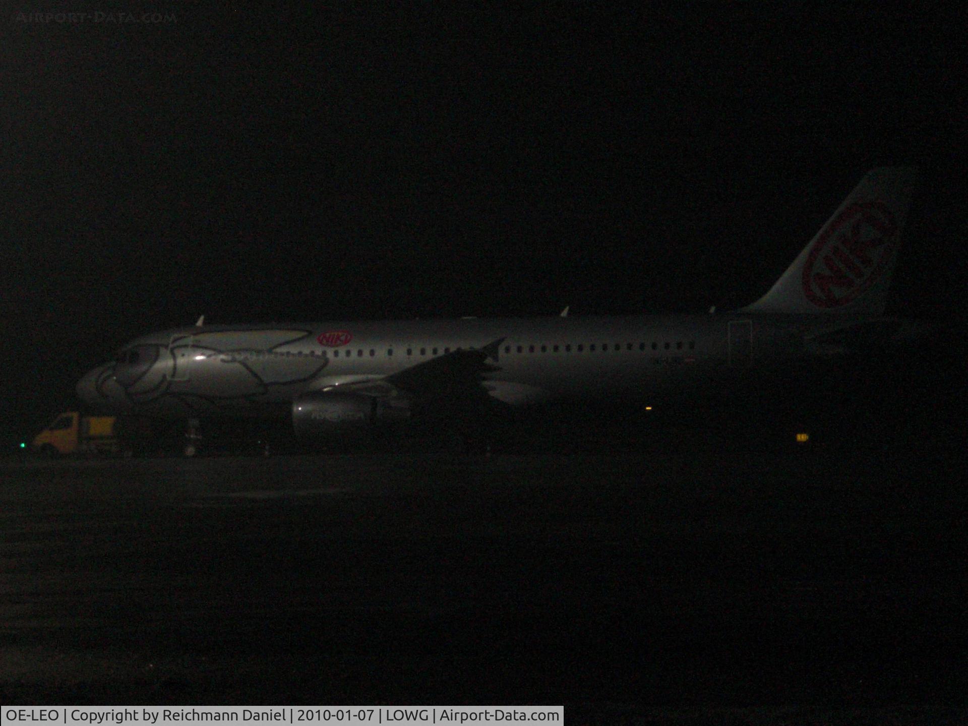OE-LEO, 2006 Airbus A320-214 C/N 2668, Resting on the apron