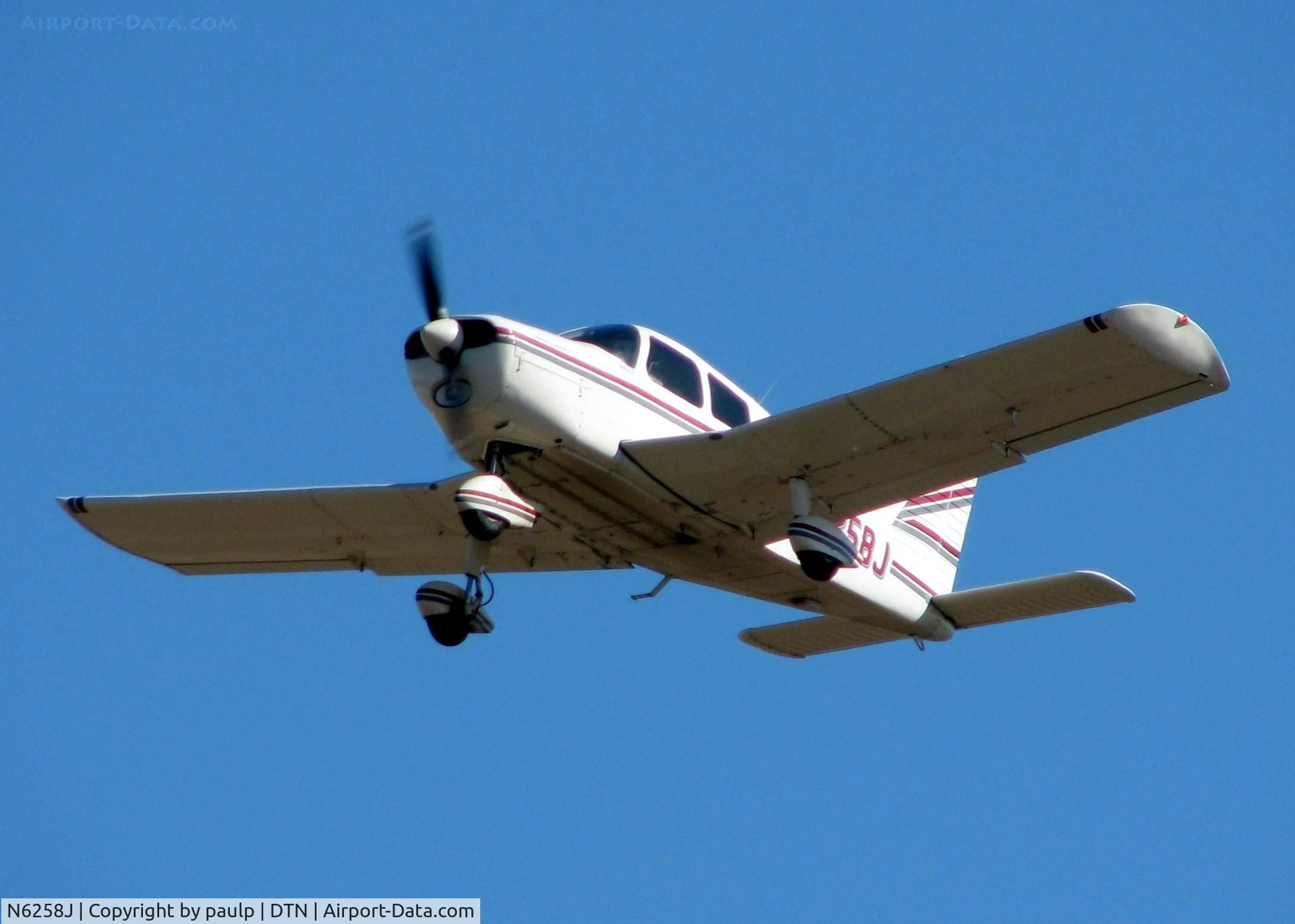 N6258J, 1976 Piper PA-28-140 C/N 28-7625236, Off of runway 32 at the Shreveport Downtown airport.