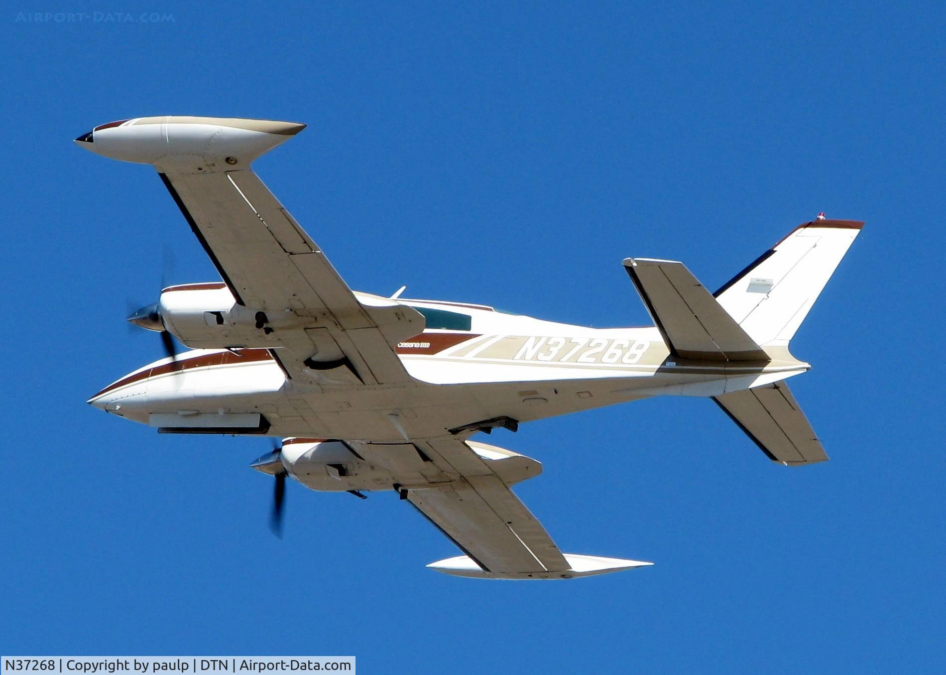 N37268, 1977 Cessna T310R C/N 310R0983, Off of 32 at Downtown Shreveport.