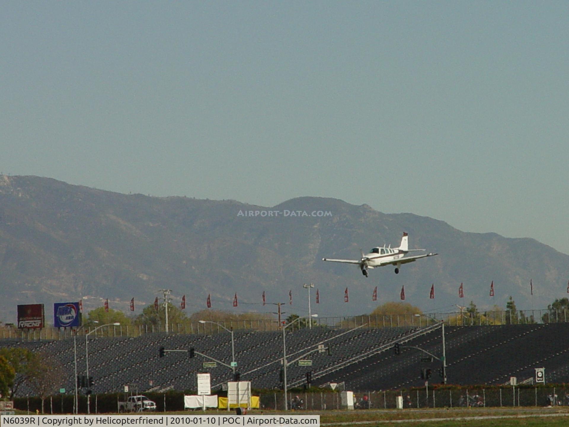 N6039R, 1979 Beech A36 Bonanza 36 C/N E-1489, On final to runway 26R