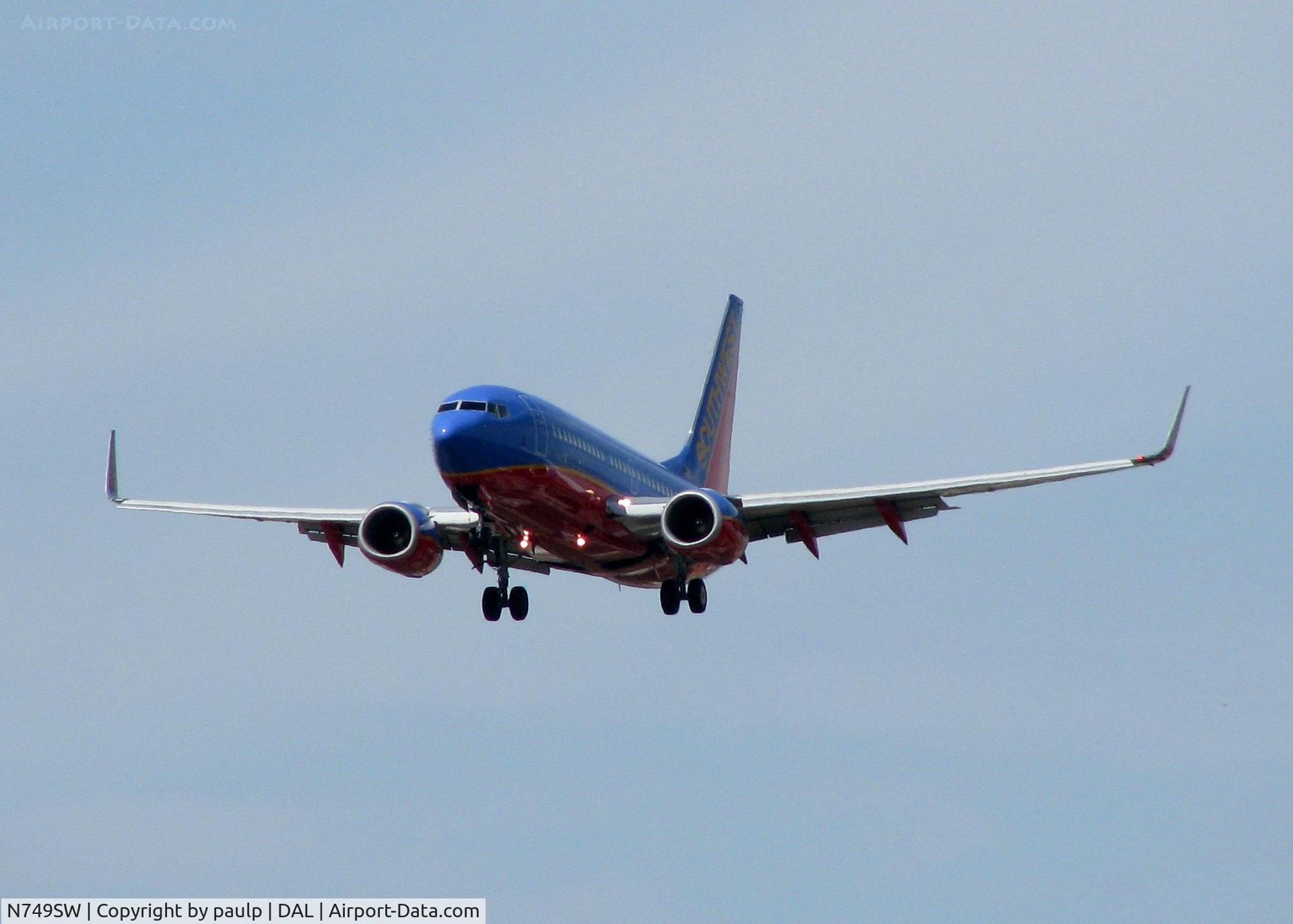 N749SW, 1999 Boeing 737-7H4 C/N 29801, Landing at Love Field.