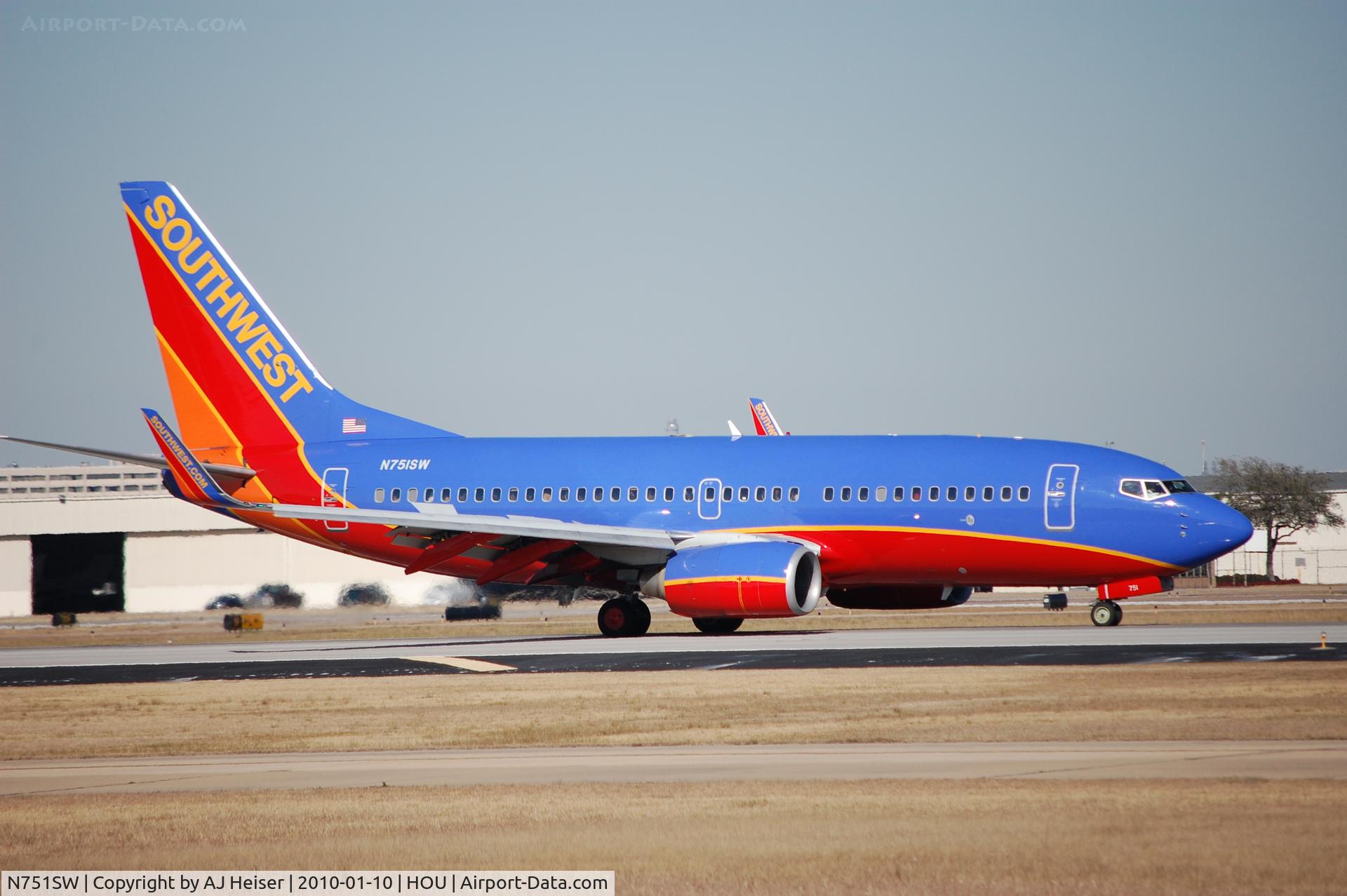 N751SW, 1999 Boeing 737-7H4 C/N 29803, Landing roll rwy 12R