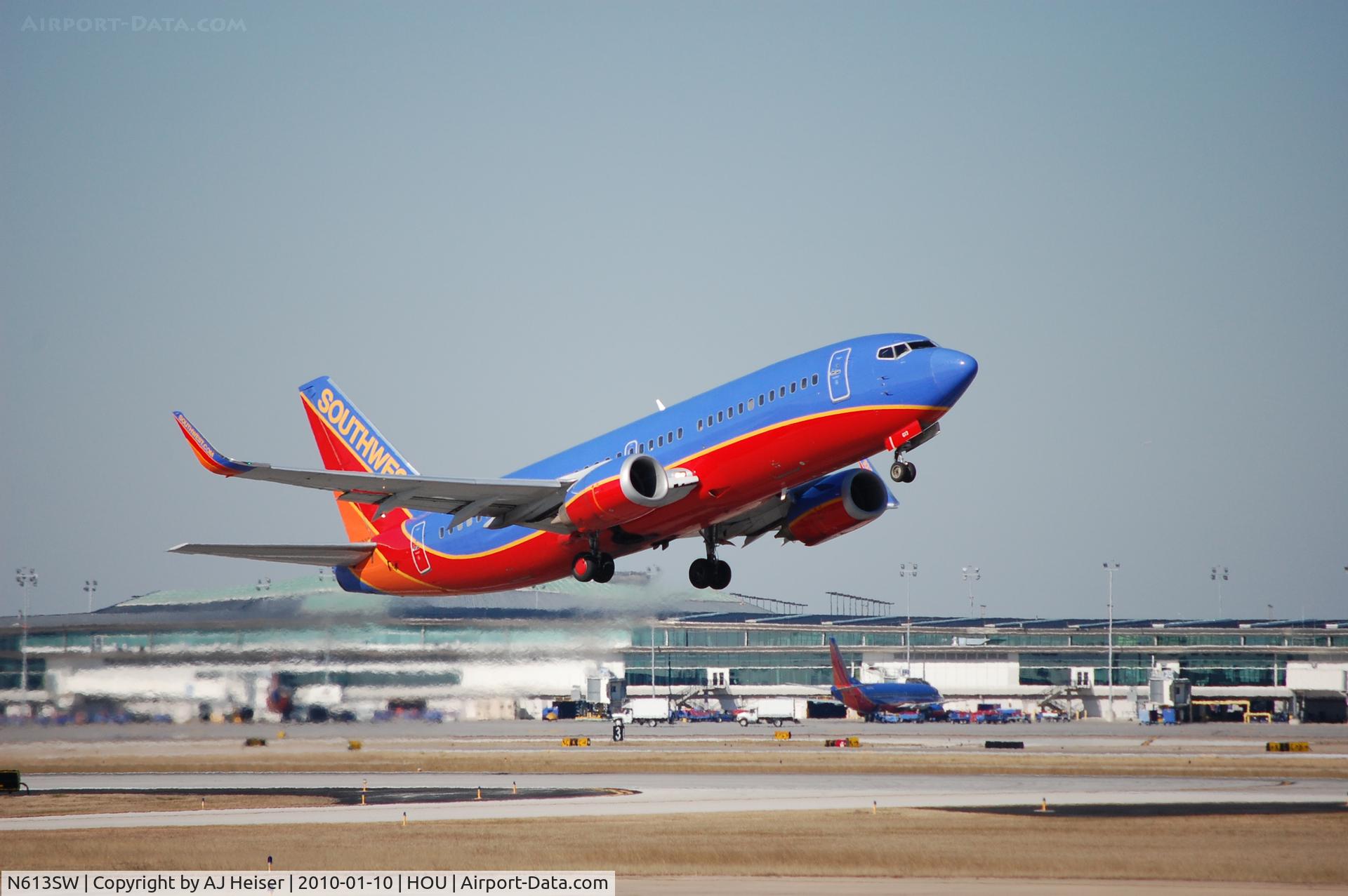 N613SW, 1995 Boeing 737-3H4 C/N 27931, Takeoff rotation rwy 12R