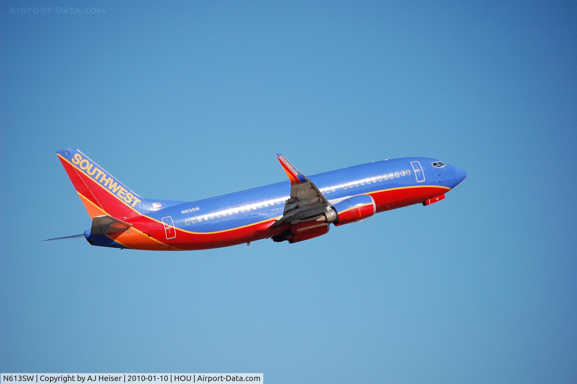 N613SW, 1995 Boeing 737-3H4 C/N 27931, Gear up off of rwy 12R