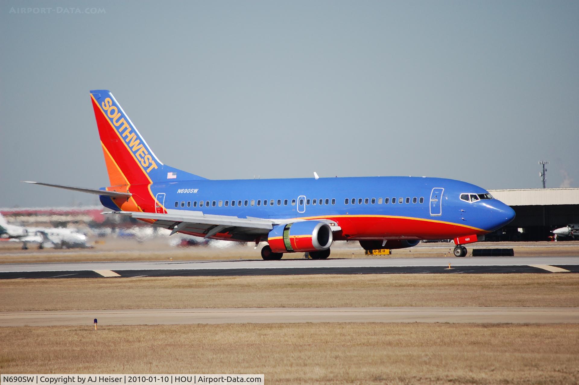 N690SW, 1988 Boeing 737-3G7 C/N 23783, Landing roll rwy 12R
