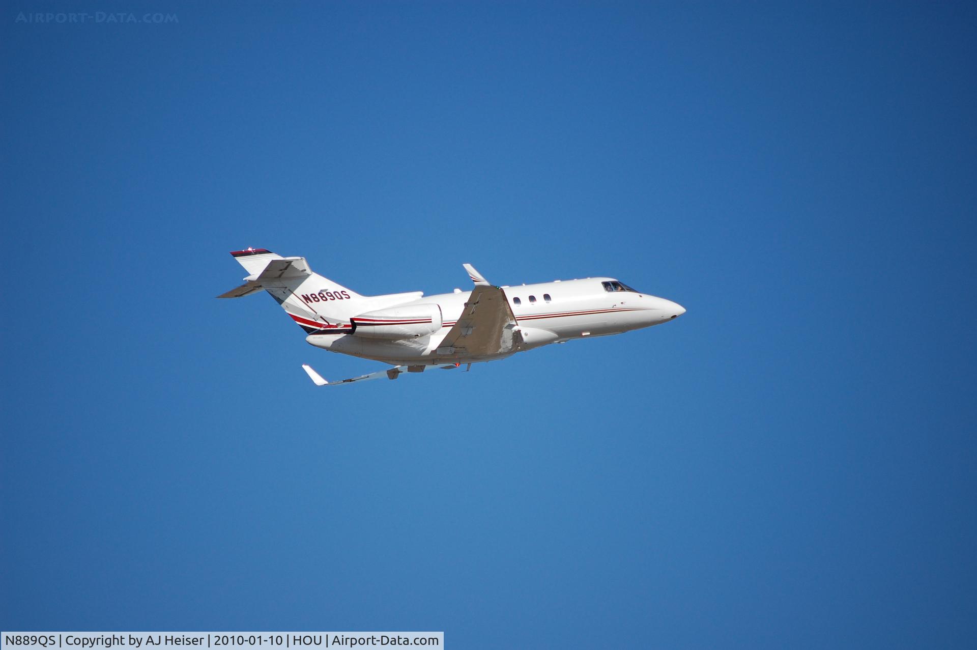N889QS, 2007 Hawker Beechcraft Corp HAWKER 900XP C/N HA-0021, Gear up off of rwy 12R