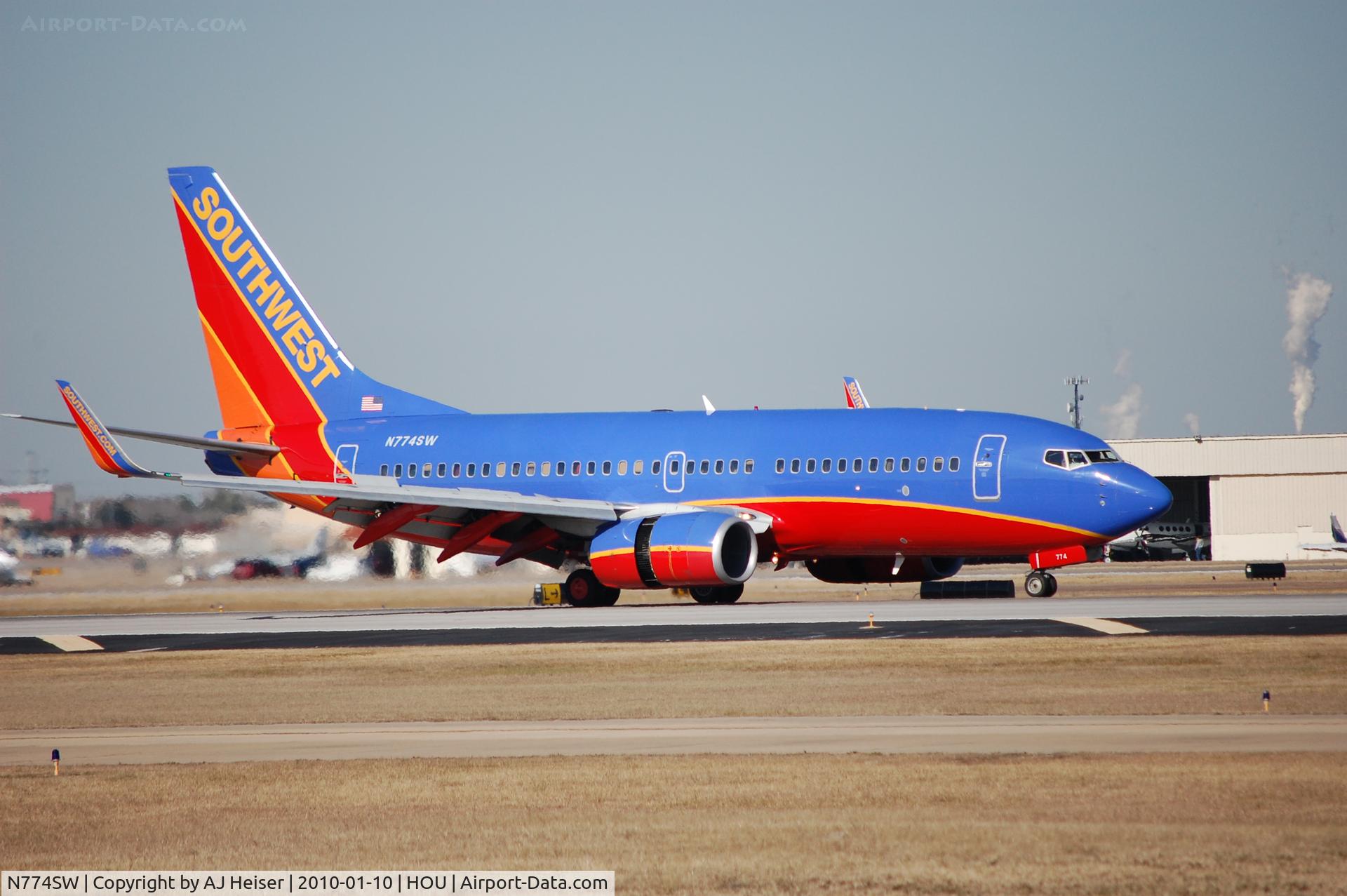 N774SW, 2000 Boeing 737-7H4 C/N 27882, Landing roll rwy 12R