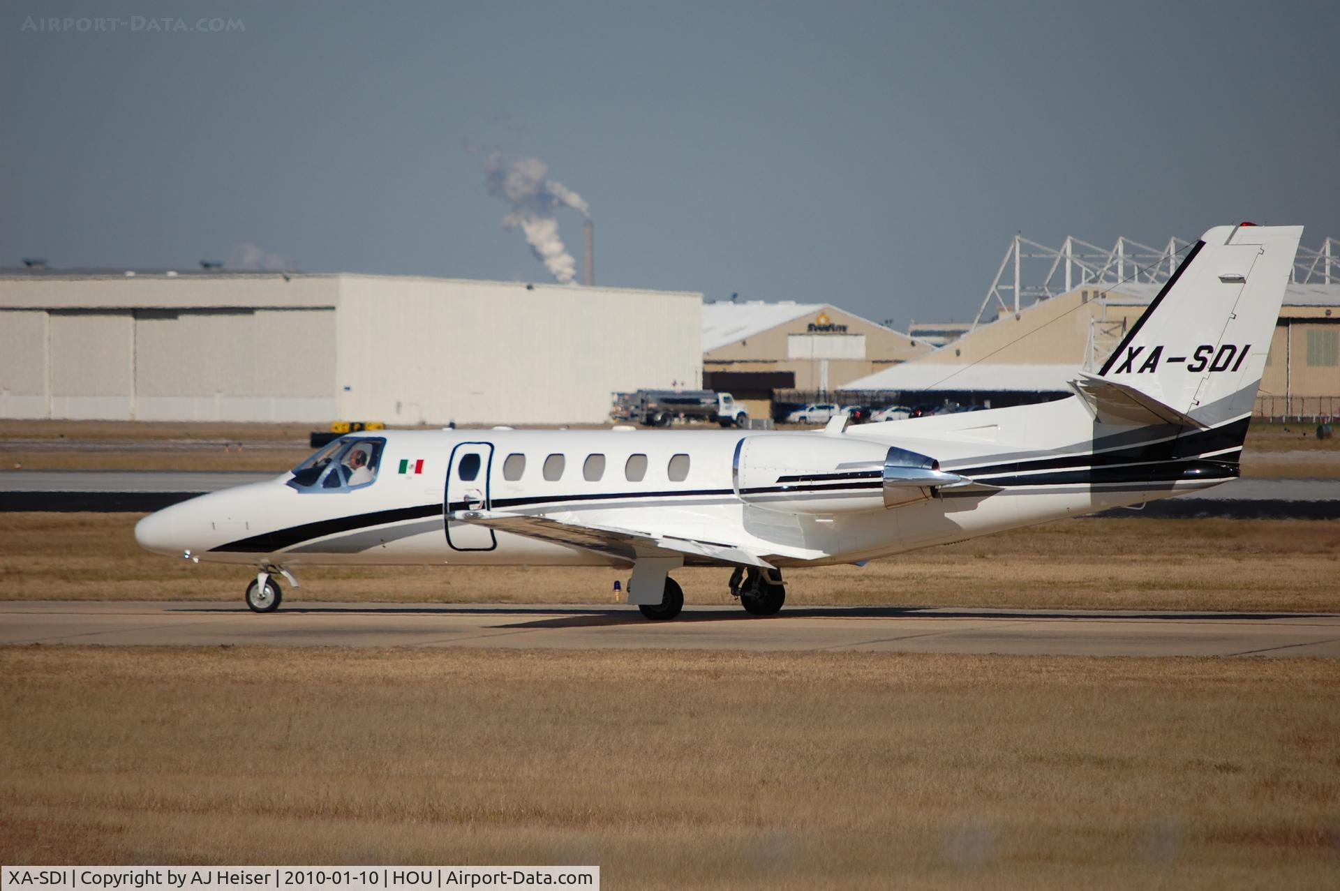XA-SDI, 2001 Cessna 550 C/N 550-0983, Takiing to parking