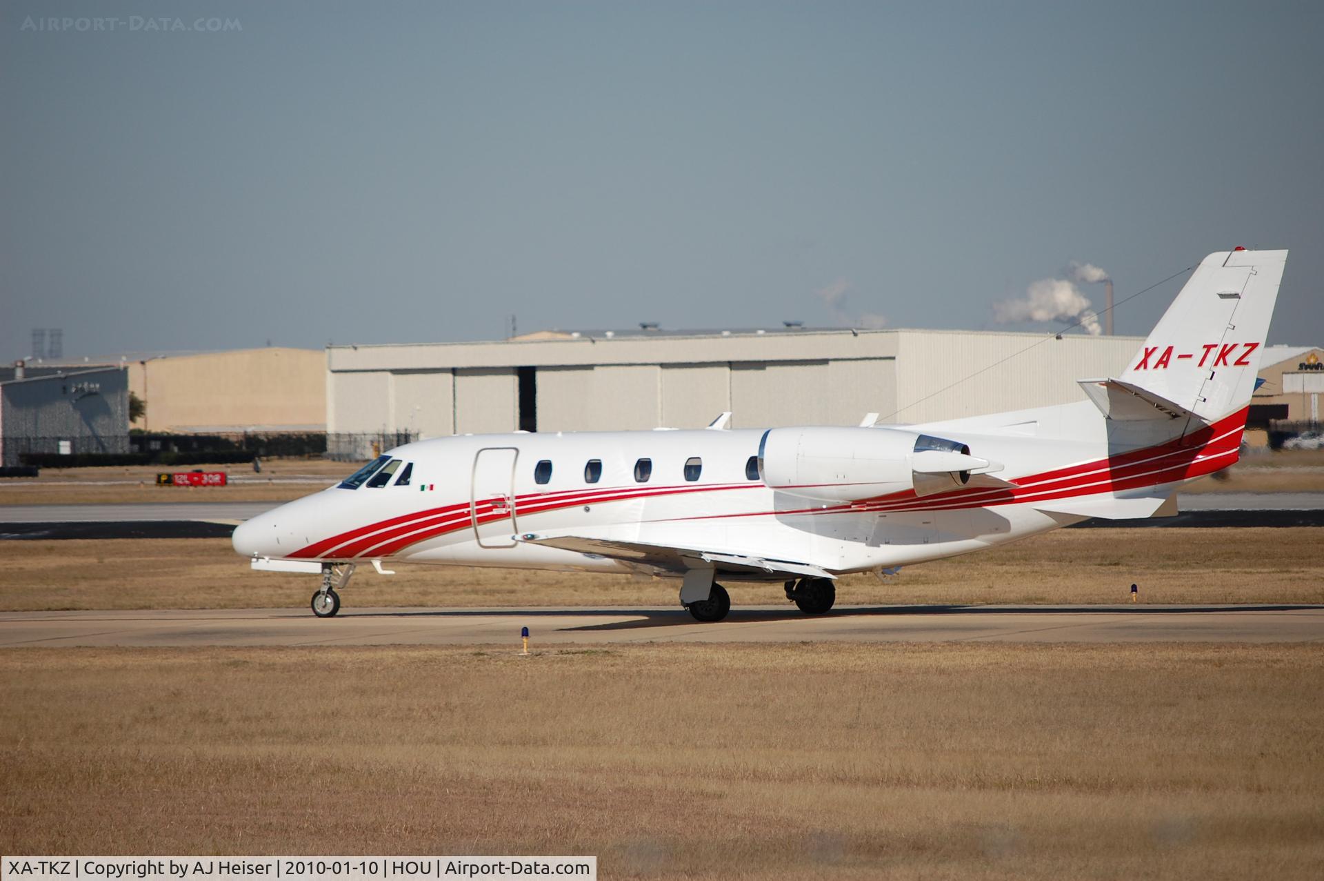 XA-TKZ, Cessna 560XL Citation Excel C/N 560-5208, Takiing to parking