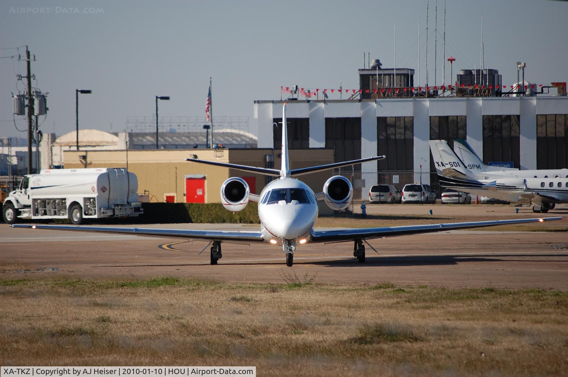 XA-TKZ, Cessna 560XL Citation Excel C/N 560-5208, Takiing to parking