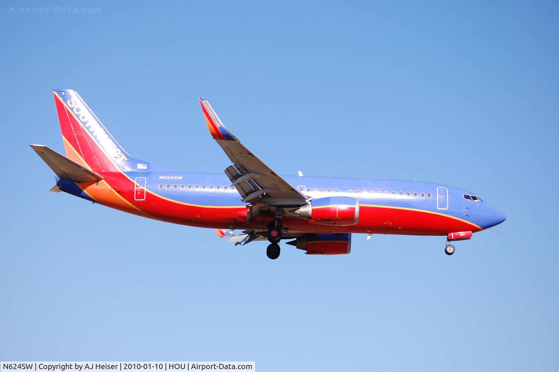 N624SW, 1996 Boeing 737-3H4 C/N 27934, Short final rwy 12R