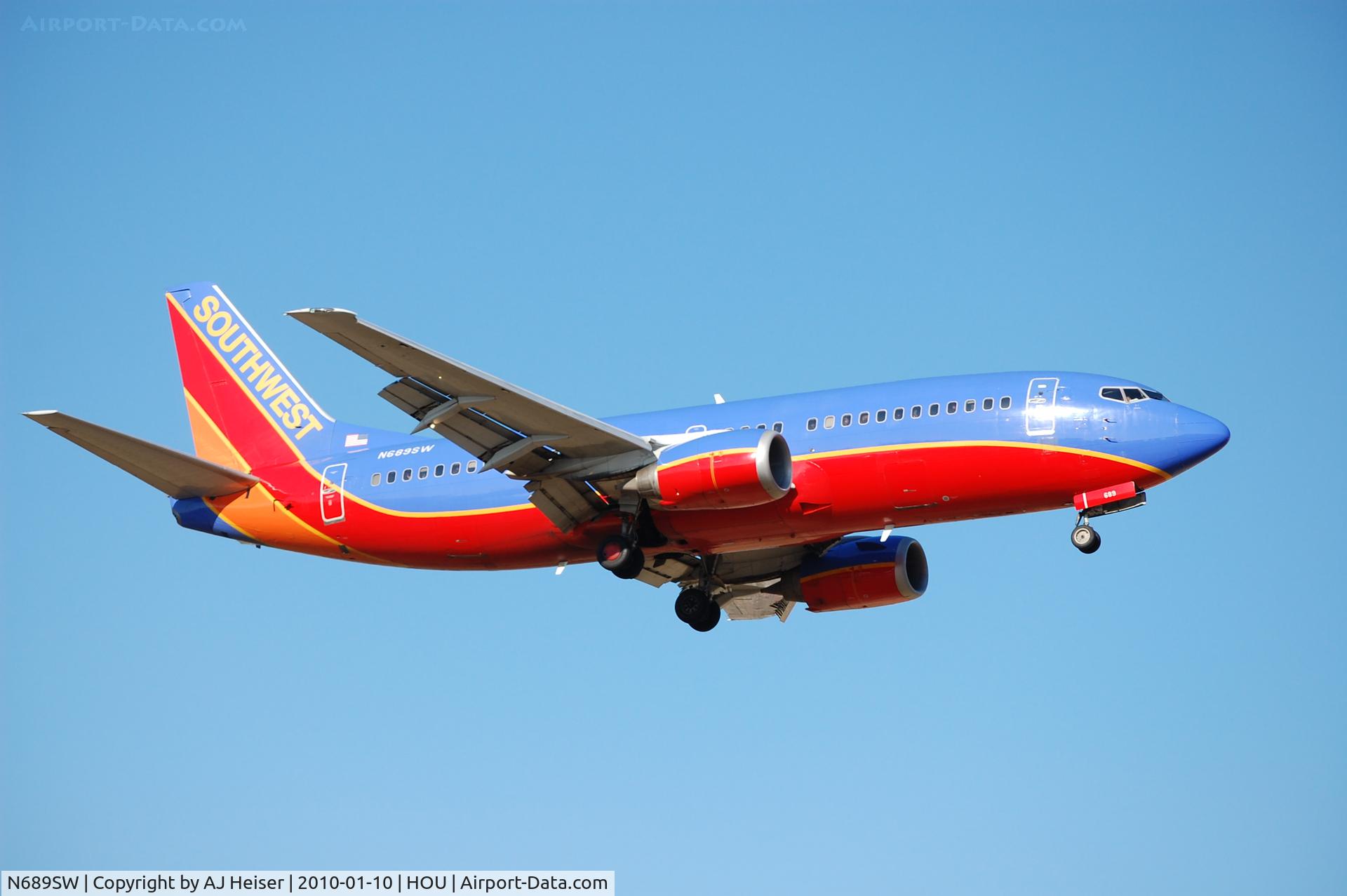 N689SW, 1985 Boeing 737-3Q8 C/N 23387, Short final rwy 12R
