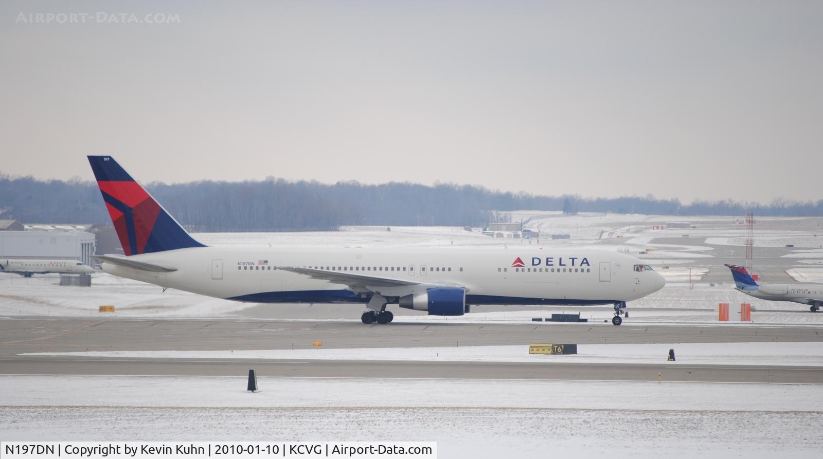 N197DN, 1997 Boeing 767-332 C/N 28454, Taxiing back after arrival from Paris. N272SK waiting for takeoff on 27 in front.