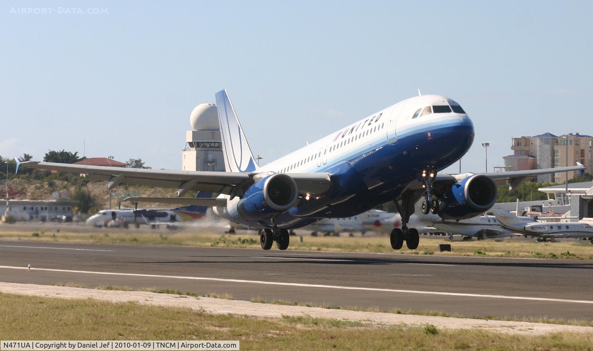 N471UA, 2001 Airbus A320-232 C/N 1432, United N471UA departing TNCM